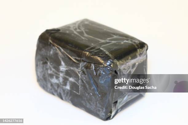 package of illegal narcotics protected from discovery - drug gefabriceerd object stockfoto's en -beelden