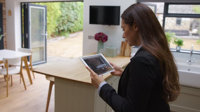 https://media.gettyimages.com/id/1426289072/video/female-real-estate-agent-taking-pictures-of-a-residential-property-using-a-tablet.jpg?b=1&s=640x640&k=20&c=tg6E1NqcnPSYiyHJBa_azuGSQZWJjTj1dxIHS0mqhNw=