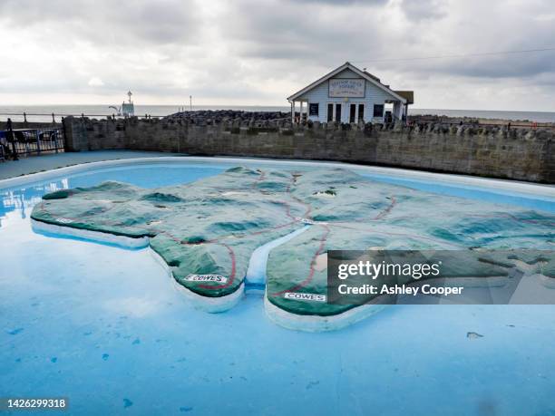 an isle of white paddling pool in ventnor on the isle of white, uk. - isle of wight map stock pictures, royalty-free photos & images