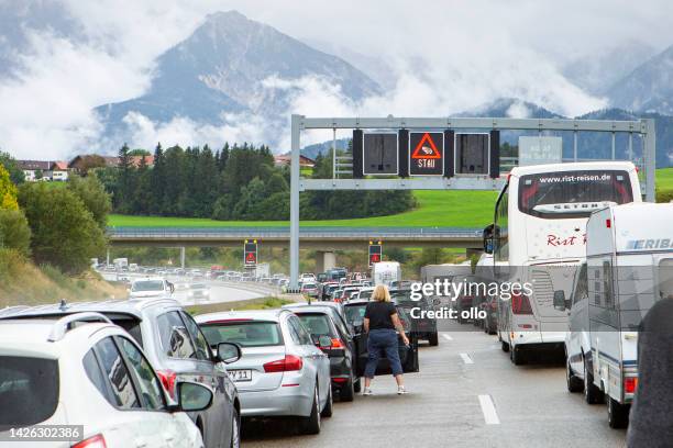 traffic jam  on german highway a7 - alpes do allgäu imagens e fotografias de stock