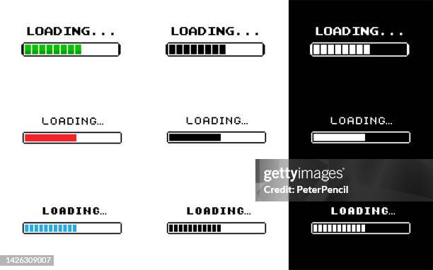 ilustraciones, imágenes clip art, dibujos animados e iconos de stock de conjunto de barras de carga. píxel de 8 bits. barras de progreso retro en pantallas blancas y negras. ilustración vectorial de stock - 8 bit game