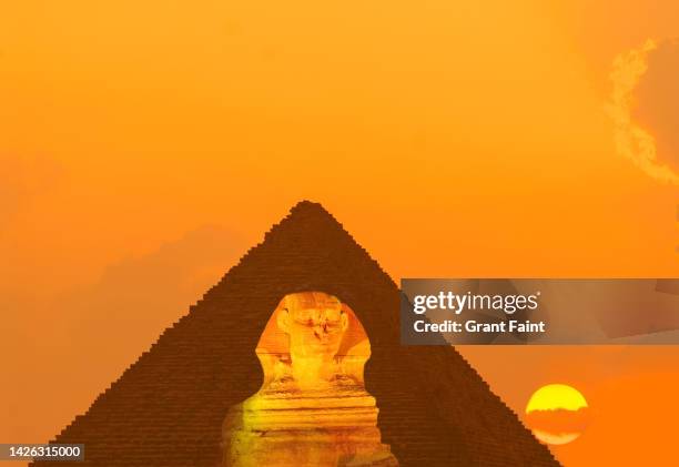 the pyramid and sphinx - gizeh piramides imagens e fotografias de stock