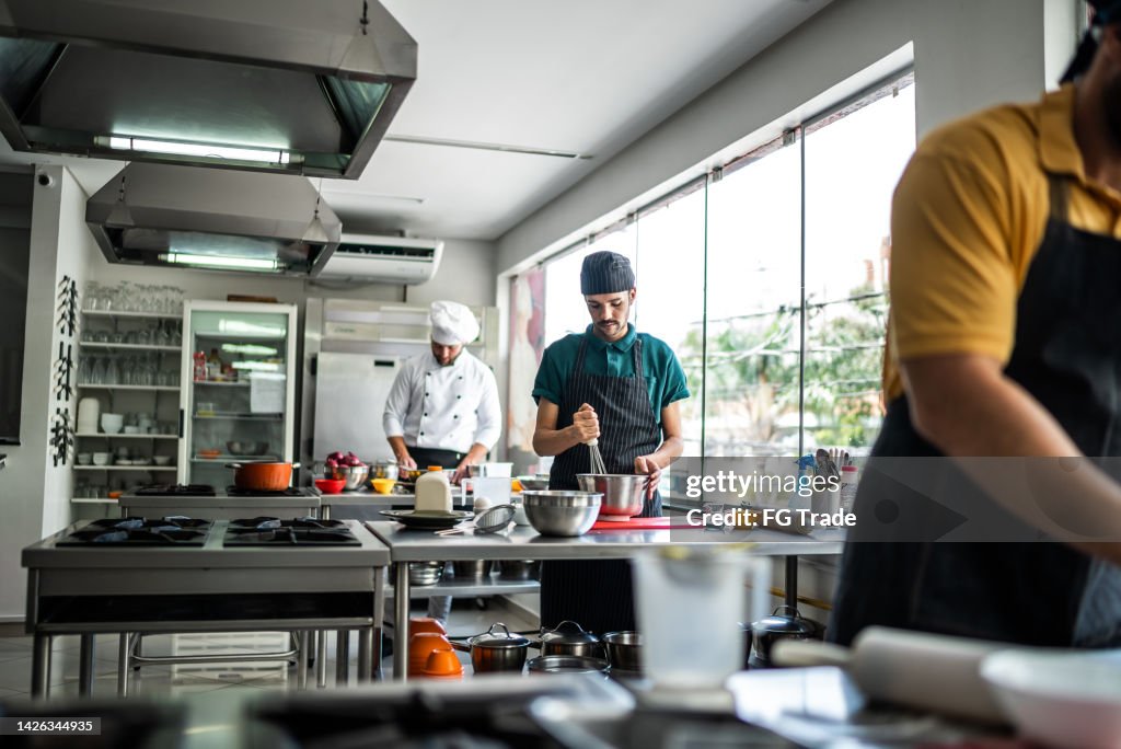 Personas trabajando en una cocina comercial