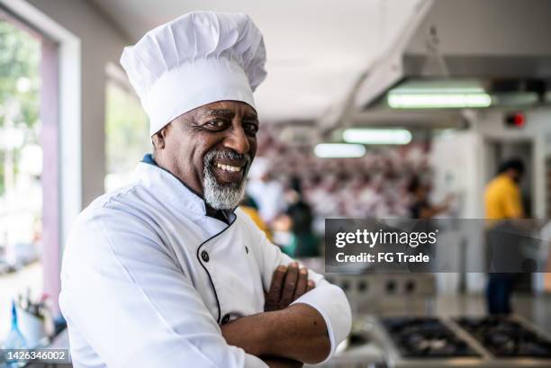 porträt eines männlichen kochs in der küche - kochmütze stock-fotos und bilder