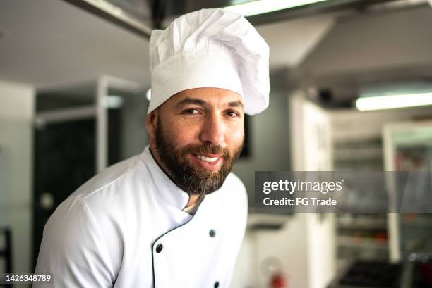 porträt eines kochs in einer großküche - kochmütze stock-fotos und bilder