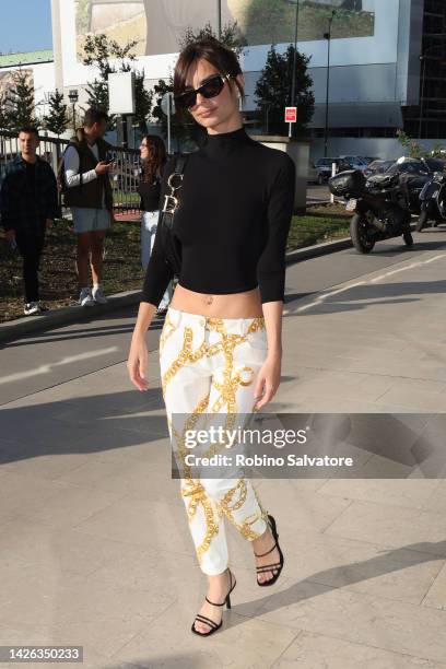 Emily Ratajkowski is seen during Milan Fashion Week Womenswear Spring/Summer 2023 on September 22, 2022 in Milan, Italy.