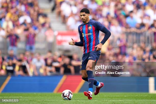 Ronald Araujo of FC Barcelona passes the ball during the LaLiga Santander match between FC Barcelona and Elche CF at Spotify Camp Nou on September...