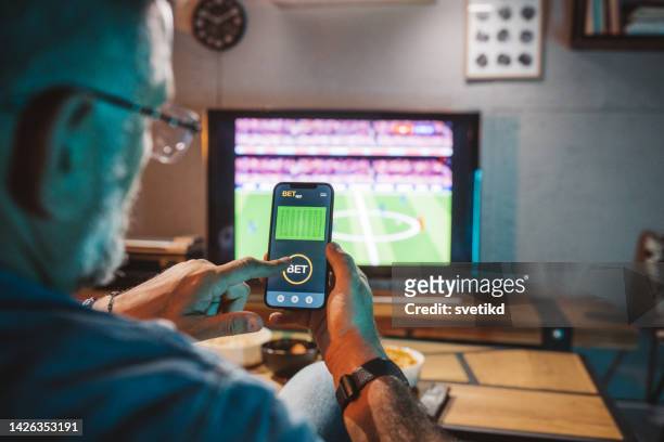 watching soccer game at home - tv program stockfoto's en -beelden