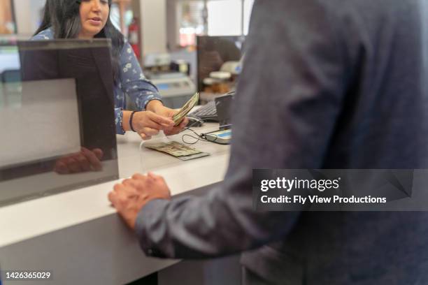 cassiere bancario che conta i soldi per il cliente - cambio valuta foto e immagini stock
