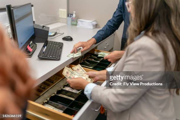 お金を数える銀行の窓口係 - 銀行の出納係 ストックフォトと画像