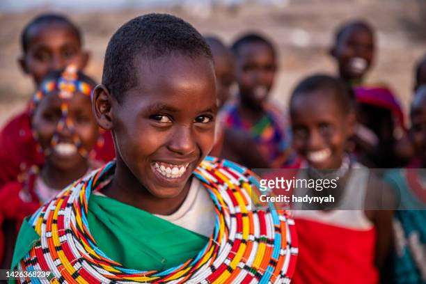 gruppo di bambini africani felici della tribù samburu, kenya, africa - samburu foto e immagini stock
