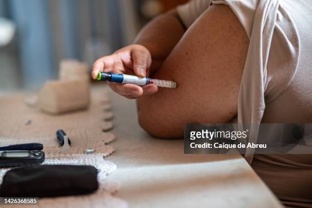 taking an insulin shot at home - diabetic stockfoto's en -beelden