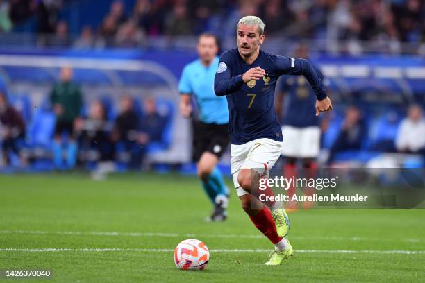 Antoine Griezmann of France runs with the ball during the UEFA Nations League League A Group 1 match between France and Austria at on September 22,...