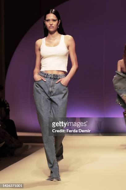 Amelia Gray Hamlin walks the runway at the GCDS fashion show during Milan Fashion Week Womenswear Spring/Summer 2023 on September 22, 2022 in Milan,...