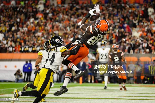 David Njoku of the Cleveland Browns makes a reception for a touchdown during the second quarter ahead of Terrell Edmunds of the Pittsburgh Steelers...