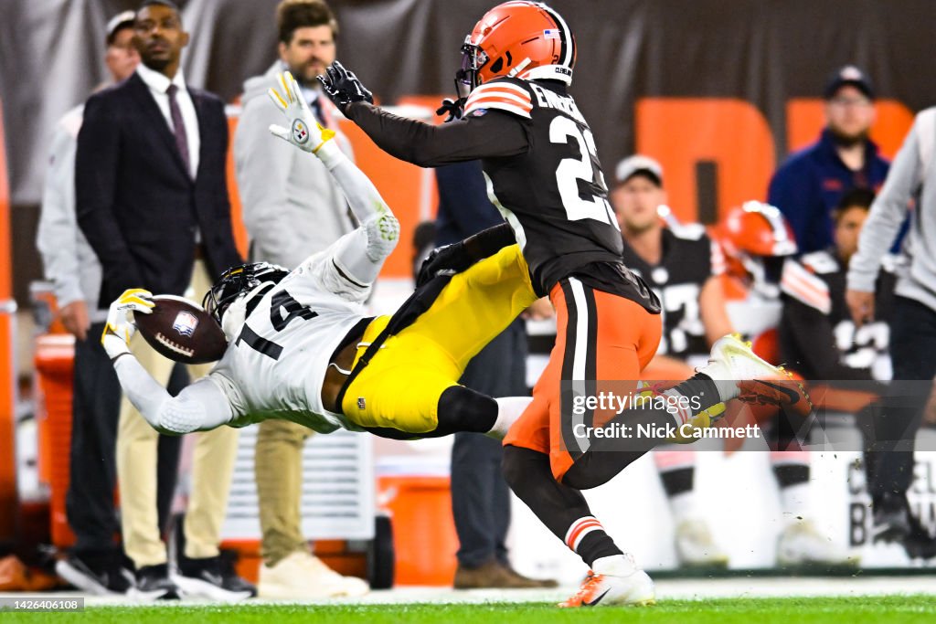 Pittsburgh Steelers v Cleveland Browns
