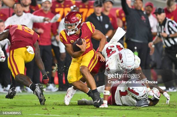 Running back Travis Dye of the USC Trojans breaks tackles and runs into the end zone for a touchdown against the Fresno State Bulldogs at United...