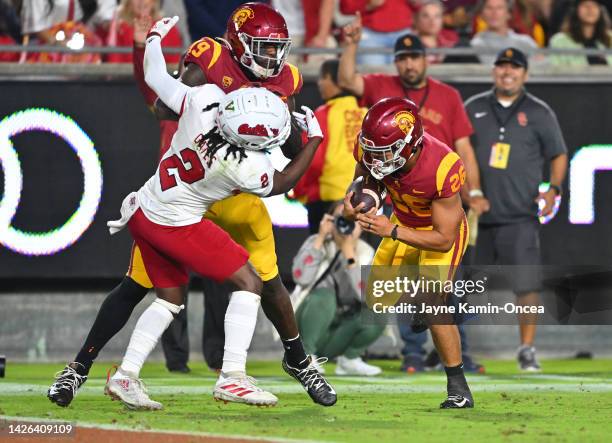 Running back Travis Dye of the USC Trojans breaks tackles and runs into the end zone for a touchdown against the Fresno State Bulldogs at United...