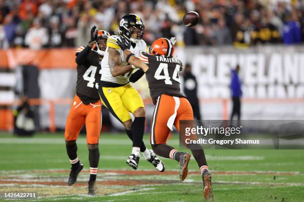 Chase Claypool of the Pittsburgh Steelers unable to make a reception ahead of John Johnson III and Sione Takitaki of the Cleveland Browns during the...