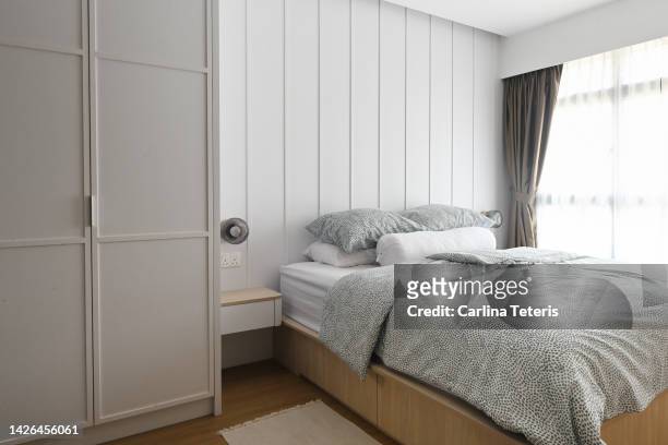 newly renovated master bedroom - bright bedroom stockfoto's en -beelden
