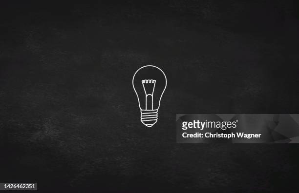 kreide tafel - glühbirne - glühbirne stockfoto's en -beelden
