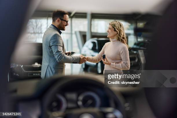 congratulations for buying a new car! - autoverkoper stockfoto's en -beelden