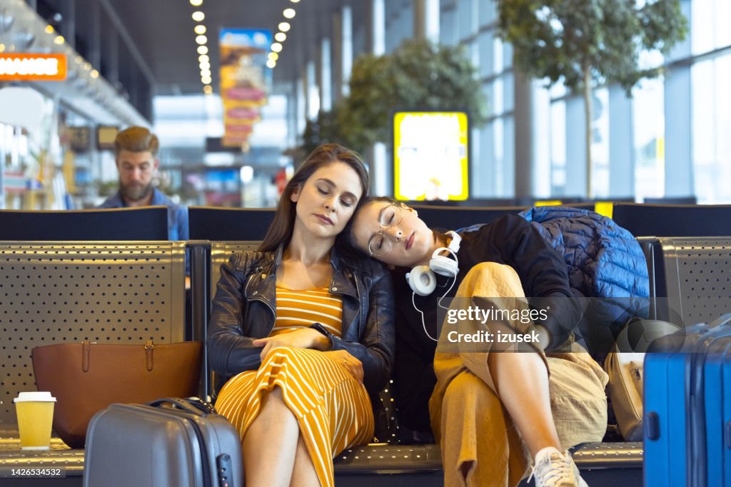 Friedn femminili in attesa del volo nell'area dell'aeroporto