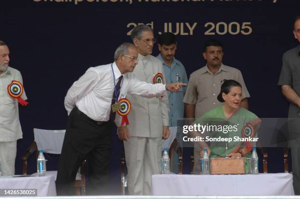 Delhi Metro Rail Managing Director E Sreedharan with Congress President Sonia Gandhi at the launch of a Metro rail line from Central Secretariat to...