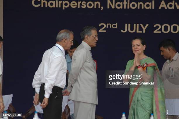 Delhi Metro Rail Managing Director E Sreedharan with Congress President Sonia Gandhi at the launch of a Metro rail line from Central Secretariat to...