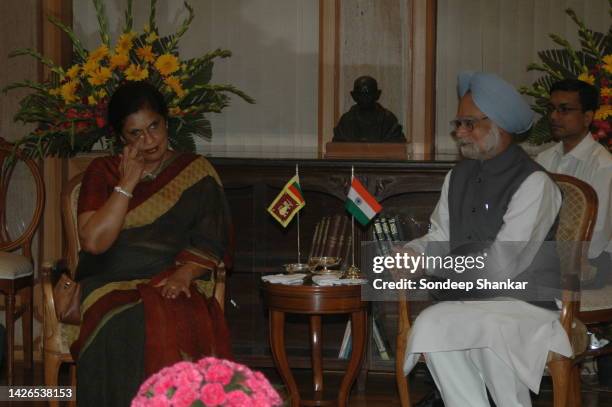 Indian Prime Minister Manmohan Singh with Sri Lankan President Chandrika Kumaratunga in New Delhi.