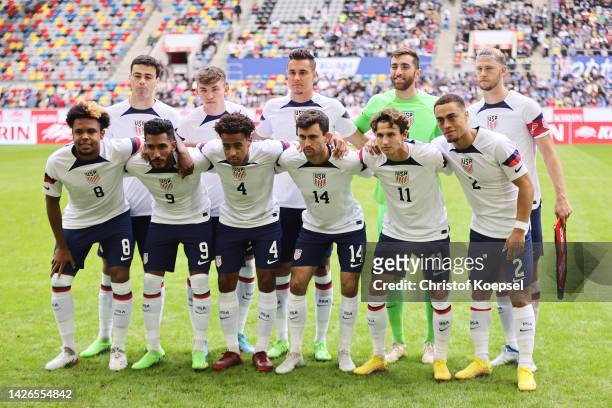 Team United States line up for a photo prior to the International Friendly match between Japan and United States at Merkur Spiel-Arena on September...