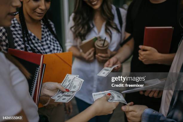 aufteilung der ausgaben - geld verleihen freunde stock-fotos und bilder