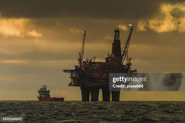 oil rig platform: fossil fuel crisis for global warming - boortoren stockfoto's en -beelden