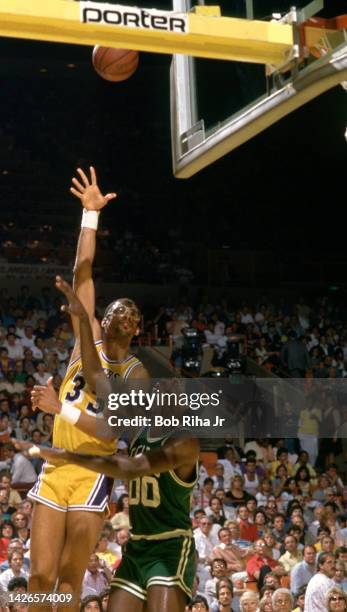 Lakers Kareem Abdul-Jabbar does a 'sky hook' over Celtics Robert Parish during 1985 NBA Finals between Los Angeles Lakers and Boston Celtics, June 4,...