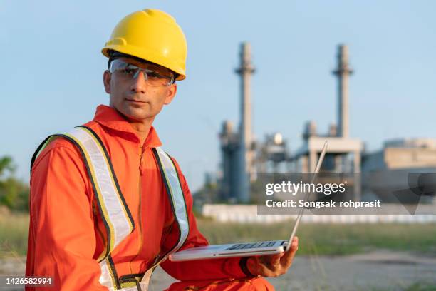 engineers at industrial facility - nuclear plant stock-fotos und bilder