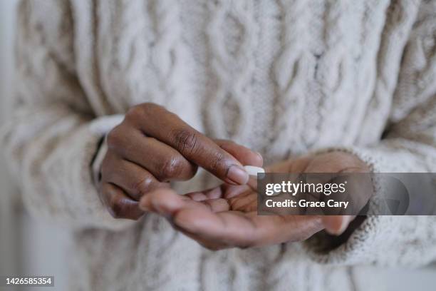 woman holds pills - prozac fotografías e imágenes de stock