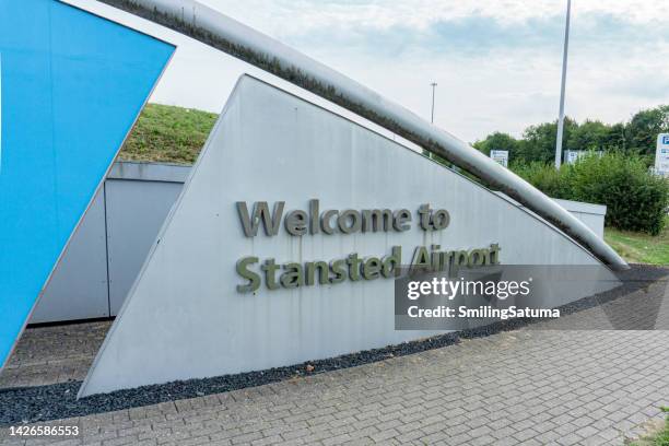 welcome to stansted airport sign london - stansted airport 個照片及圖片檔