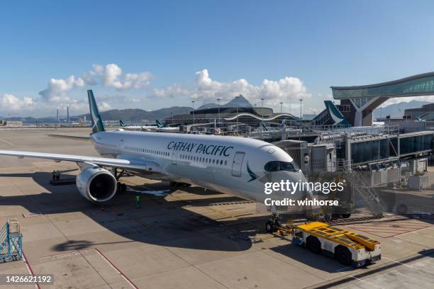 cathay pacific airbus a350 aircraft in hong kong - cathay pacific stockfoto's en -beelden