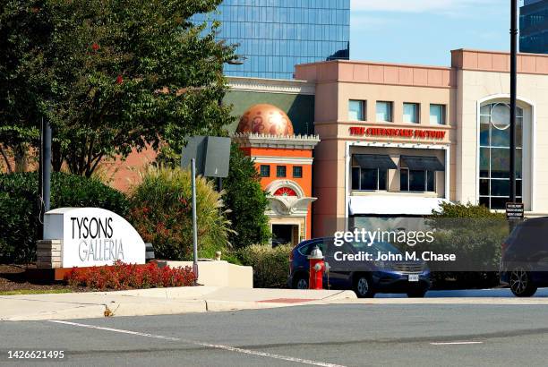 tysons galleria sign and cheesecake factory, mclean, virginia (ee.uu.) - mclean virginia fotografías e imágenes de stock