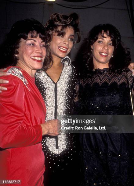 Singer Paula Abdul, mother Lorraine Rykiss and sister Wendy Mandel attend the 17th Annual American Music Awards on January 22, 1990 at the Shrine...