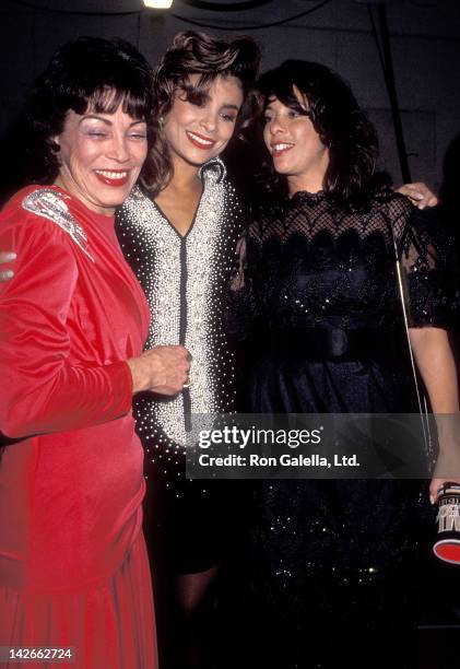 Singer Paula Abdul, mother Lorraine Rykiss and sister Wendy Mandel attend the 17th Annual American Music Awards on January 22, 1990 at the Shrine...