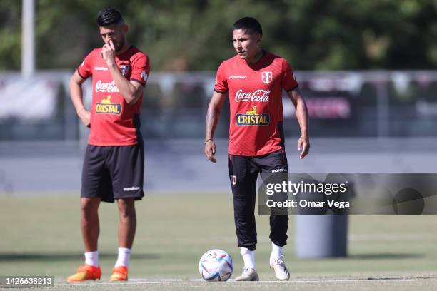 Raul Ruidiaz of Peru warms up during a training session at Mt. San Antonio College on September 23, 2022 in Walnut, California. Peru and Mexico...