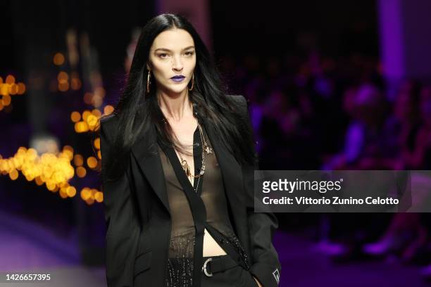 Mariacarla Boscono walks the runway of the Versace Fashion Show during the Milan Fashion Week Womenswear Spring/Summer 2023 on September 23, 2022 in...