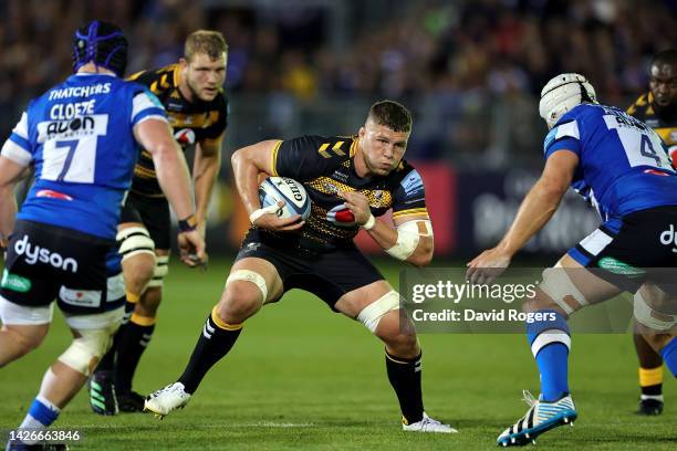 Tom Willis of Wasps takes on Chris Cloete and Dave Attwood of Bath Rugby during the Gallagher Premiership Rugby match between Bath Rugby and Wasps at...