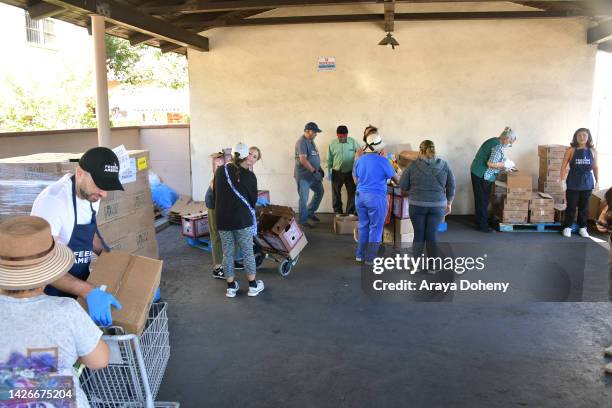 Paul Scheer, Julie Bowen, Shanola Hampton and Annie Gonzalez volunteers at Feeding America, along with Los Angeles Regional Food Bank, host Hunger...