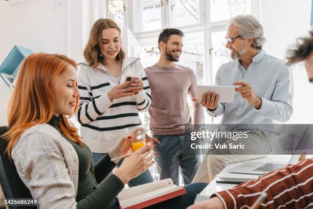 casual day at the office - verantwoordelijkheid overdragen stockfoto's en -beelden