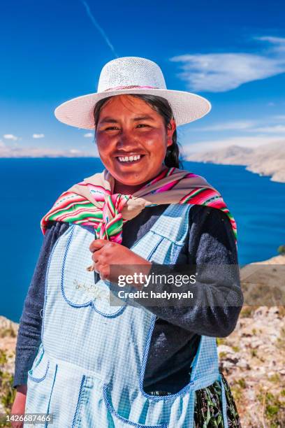 aymara woman on isla del sol, lake titicaca, bolivia - bolivia daily life stockfoto's en -beelden