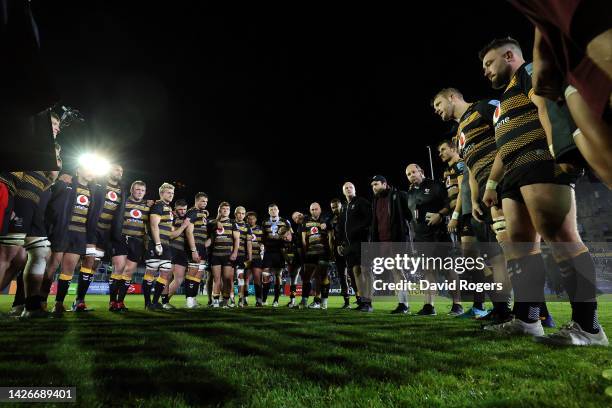 Wasps Head Coach Lee Blackett talks to the team after their victory in the Gallagher Premiership Rugby match between Bath Rugby and Wasps at...