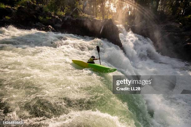 kayaker riding off of waterfall - torrent 個照片及圖片檔