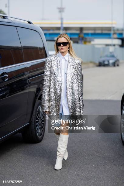 Guest wears silver oversized blazer outside Etro during the Milan Fashion Week - Womenswear Spring/Summer 2023 on September 23, 2022 in Milan, Italy.